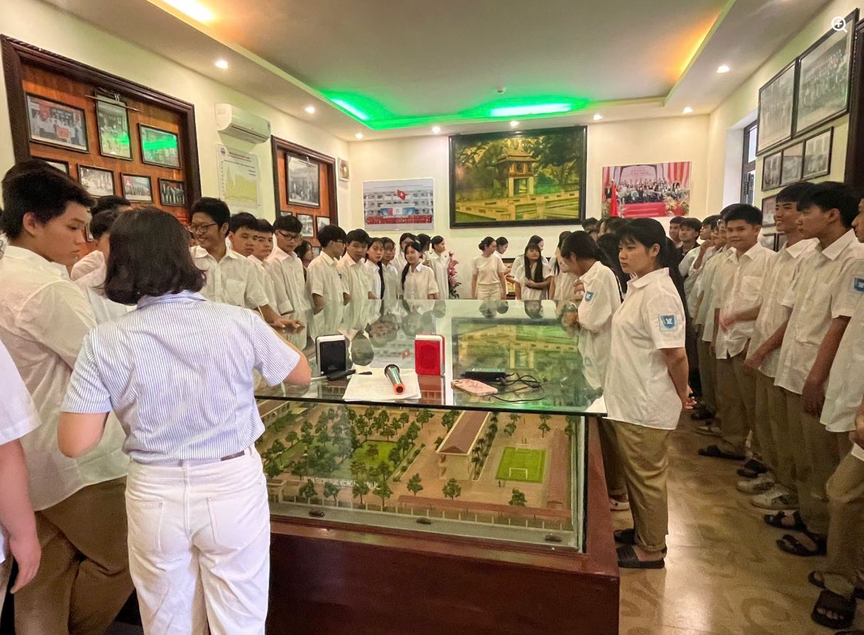 Chương trình tìm hiểu lịch sử truyền thống của nhà trường dành cho các em tân học sinh K10 tại Phòng Truyền thống.