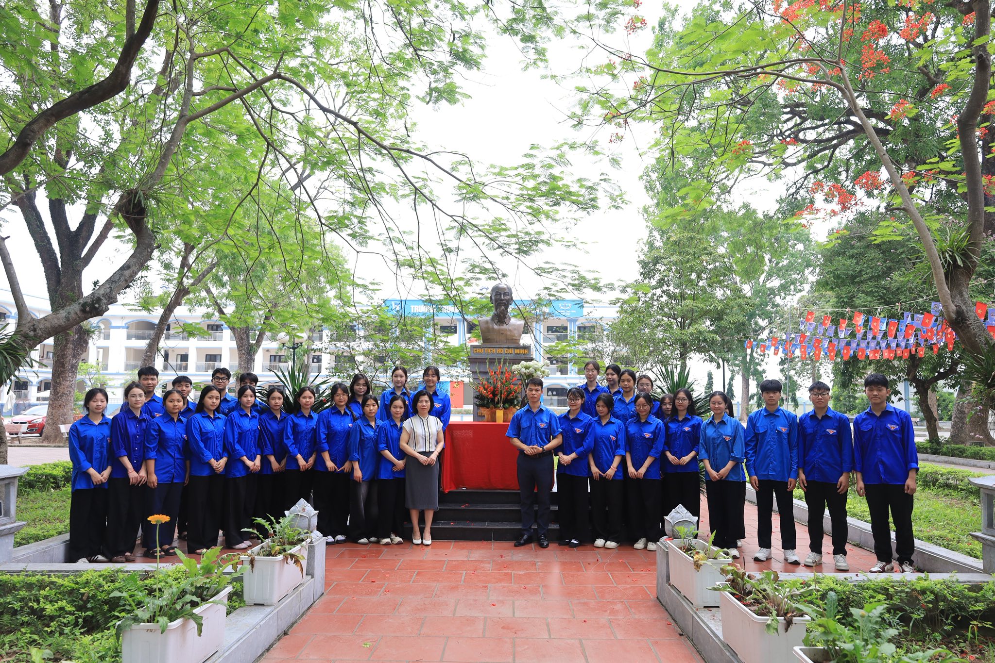 Đại diện Ban giám hiệu và Đoàn thanh niên trường THPT Yên Lãng tổ chức lễ dâng hương kỷ niệm 136 năm ngày sinh chủ tịch Hồ Chí Minh.