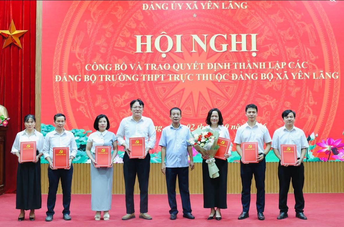 BAN THƯỜNG VỤ ĐẢNG ỦY XÃ YÊN LÃNG TRAO QUYẾT ĐỊNH THÀNH LẬP ĐẢNG BỘ TRƯỜNG THPT YÊN LÃNG