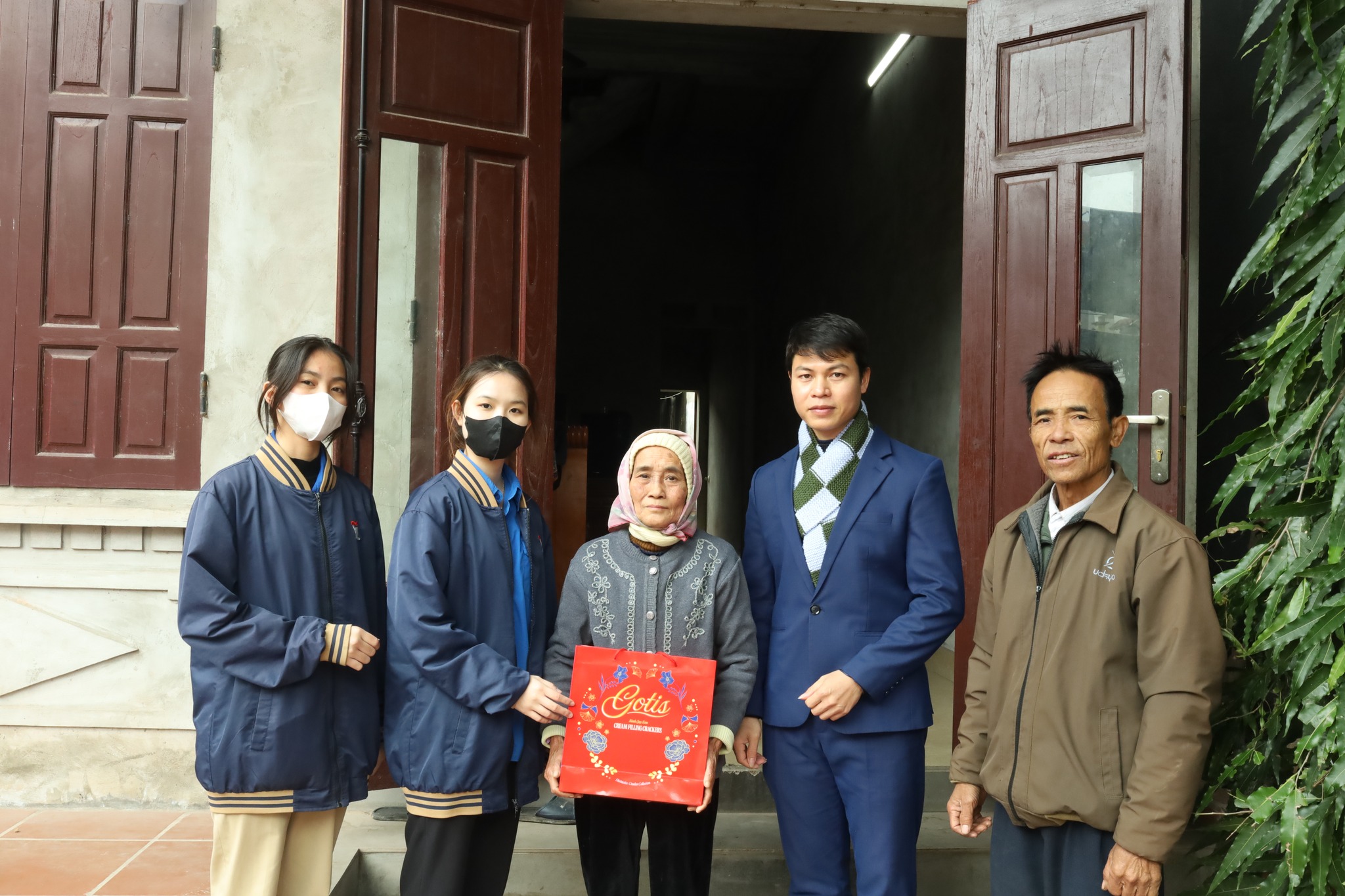 Đoàn trường thăm và tặng quà chúc tết các gia đình có hoàn cảnh khó khăn tại xã Vạn Yên - Mê Linh - Hà Nội.